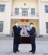 中国驻阿富汗使馆向在阿侨胞和留学生发放“春节包”