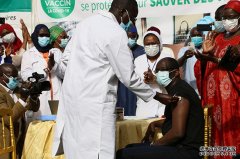 塞内加尔卫生部长接种中国新冠疫苗