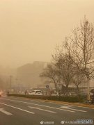 北京沙尘来临 漫天橘黄色：能见度小于1千米、建筑物“隐藏”在沙尘中