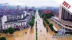 大暴雨后勉县城区大面积被淹 消防员用身体围成圈救人