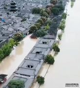 嘉陵江洪峰过境：四川一古城街道被淹 汪洋一片